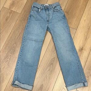 Abercrombie & Fitch High Rise 90s Relaxed Cuffed Jeans. Light wash. 4/27